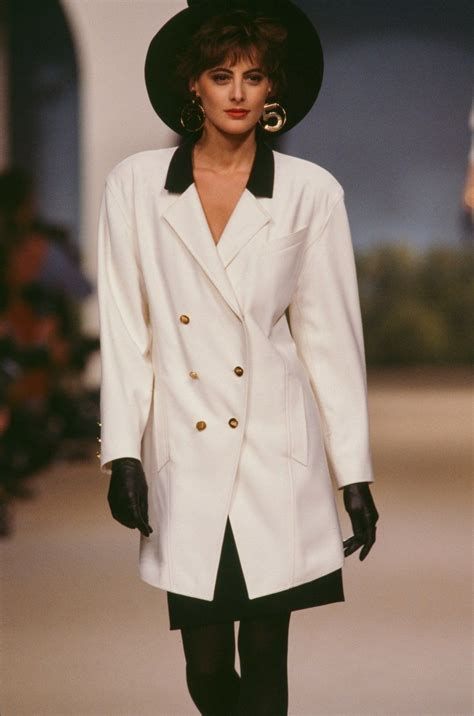 tailleur chanel vintage|Chanel style by Karl Lagerfeld in the 1980s .